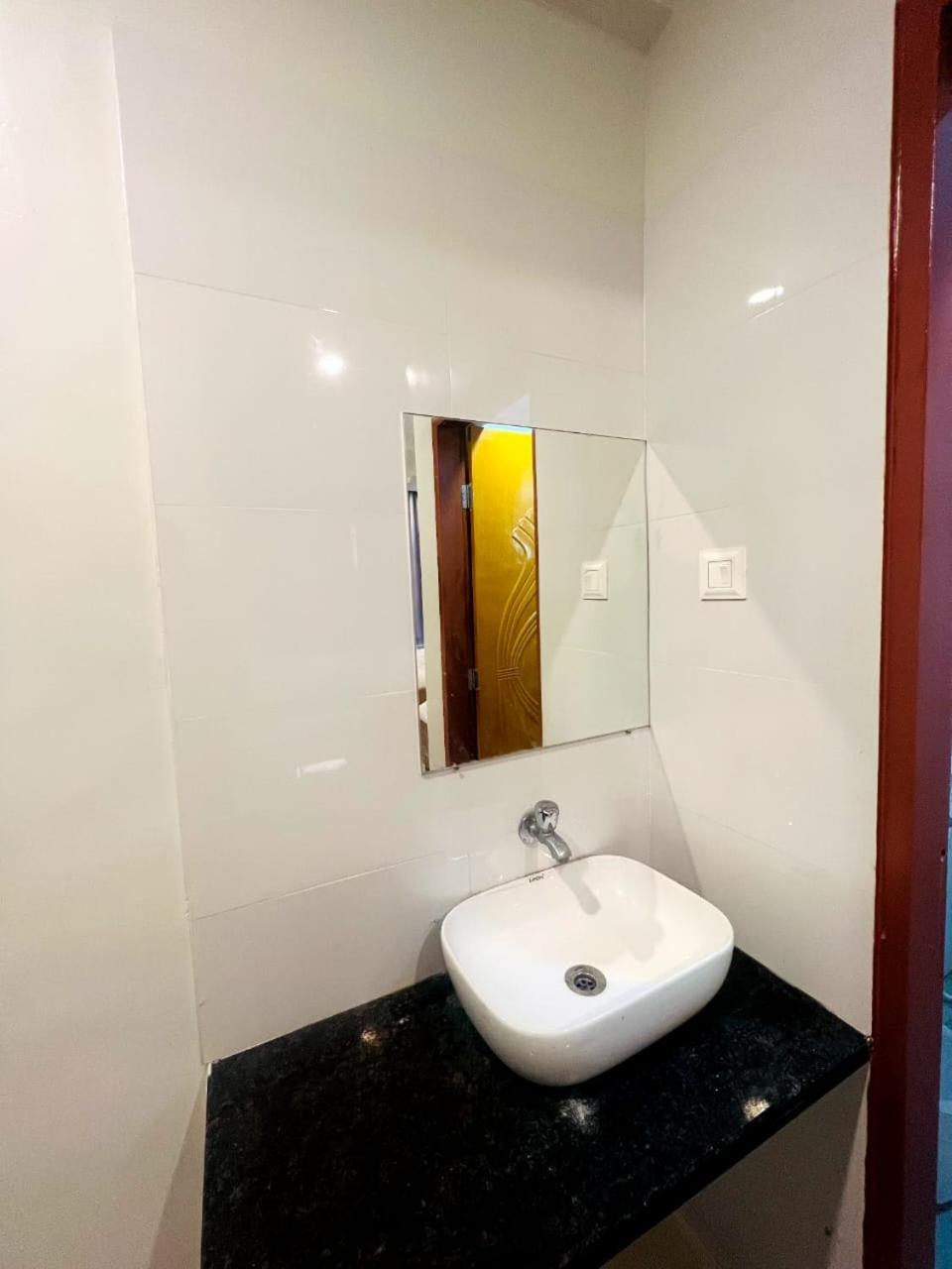 Hotel Sai Smruti Shirdi Esterno foto